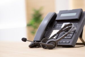Telefone fixo com auscultadores pretos